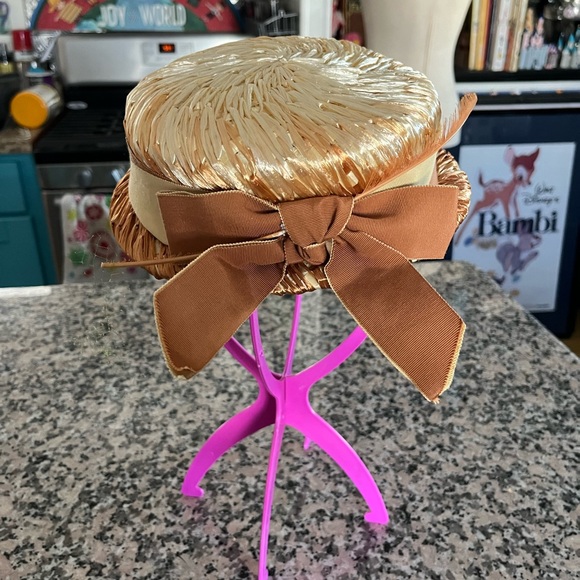 Accessories - Vintage straw hat with ribbon trim and feather